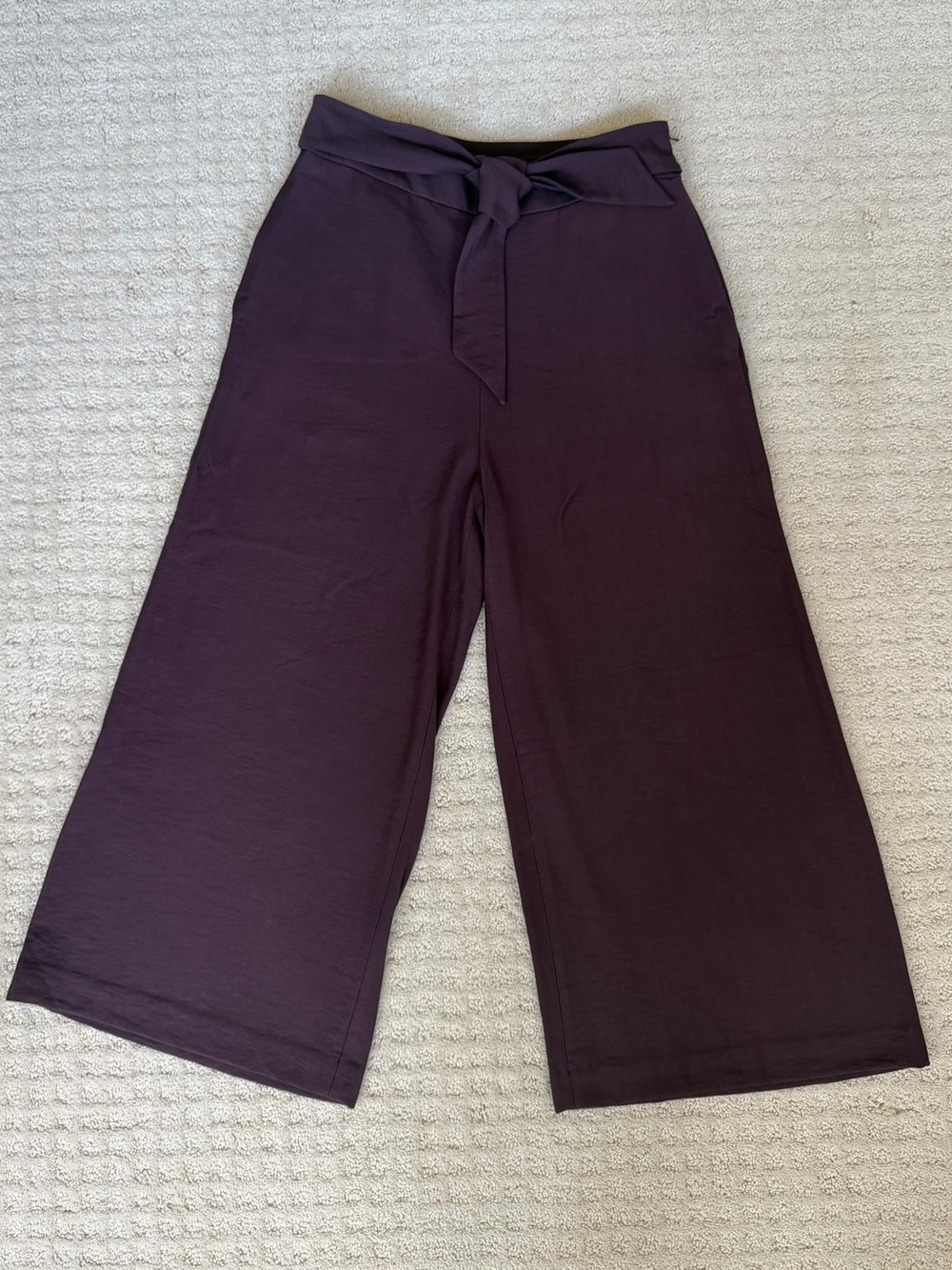 Leith Wide-Leg Tie-Waist Culotte Pants in Plum, size Small